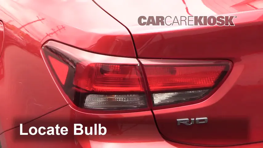 2018 Kia Rio S 1.6L 4 Cyl. Sedan Éclairage Feux de marche arrière (remplacer une ampoule)